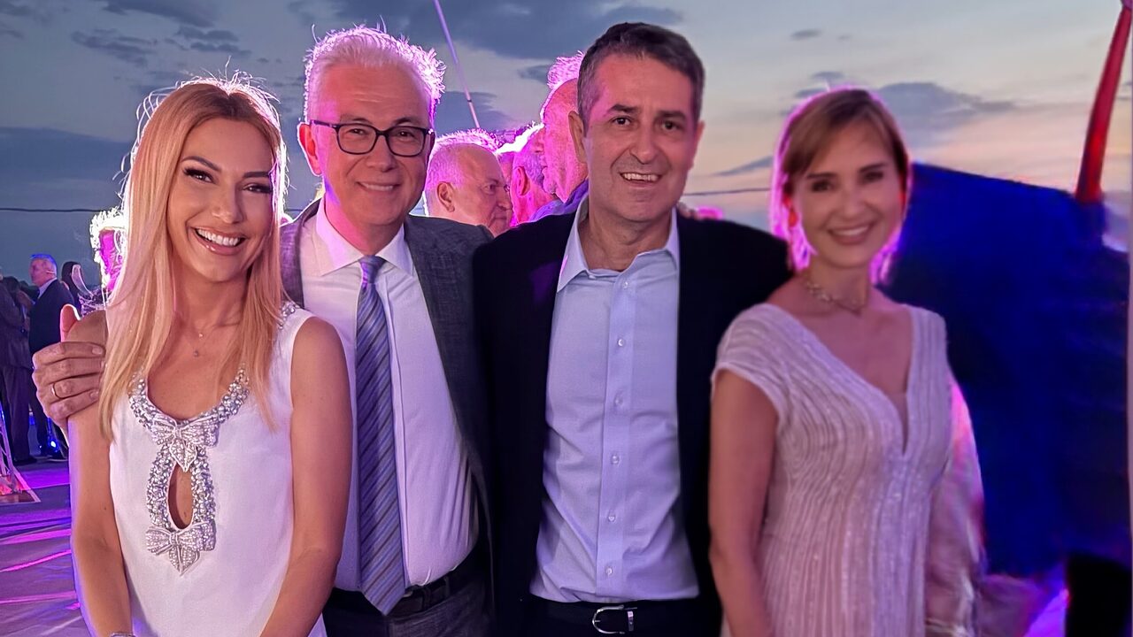Ο Γιώργος Μυλωνάκης σε χαμογελαστό στιγμιότυπο με τη σύζυγό του, Τίνα Μεσσαροπούλου, τη Μάρα Ζαχαρέα και τον Θοδωρή Ρουσσόπουλο.
