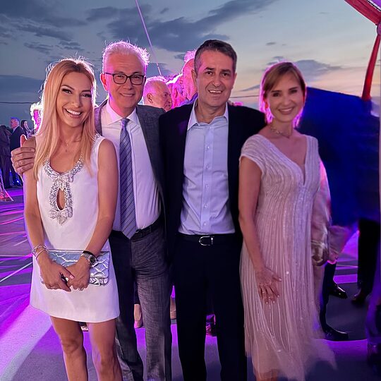 Ο Γιώργος Μυλωνάκης σε χαμογελαστό στιγμιότυπο με τη σύζυγό του, Τίνα Μεσσαροπούλου, τη Μάρα Ζαχαρέα και τον Θοδωρή Ρουσσόπουλο.