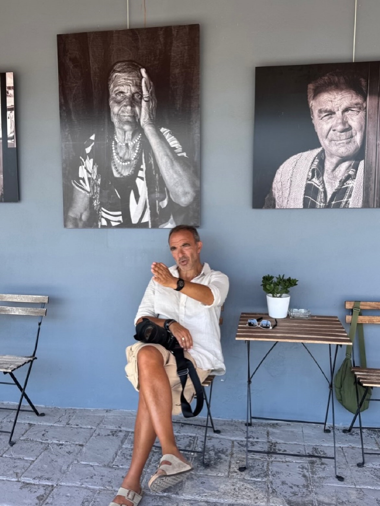 Ο Νίκος Αλιάγας φωτογραφίζει τα χέρια των ανθρώπων της λιμνοθάλασσας, αποτυπώνοντας το πέρασμα του χρόνου και την αιώνια σοφία τους