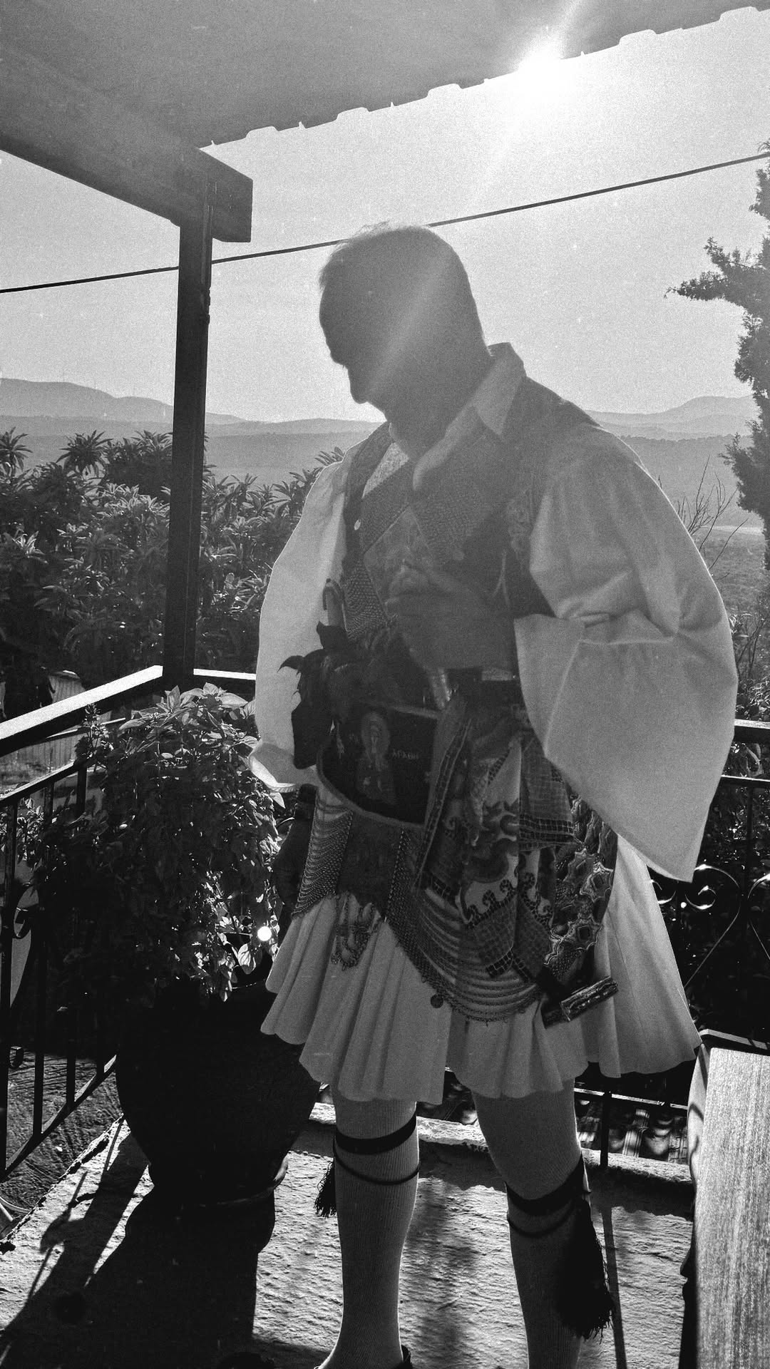 Ο Νίκος Αλιάγας ντυμένος αρματωμένος με την παραδοσιακή φουστανέλα στο πανηγύρι της Αγίας Αγάθης στα Σταμνά