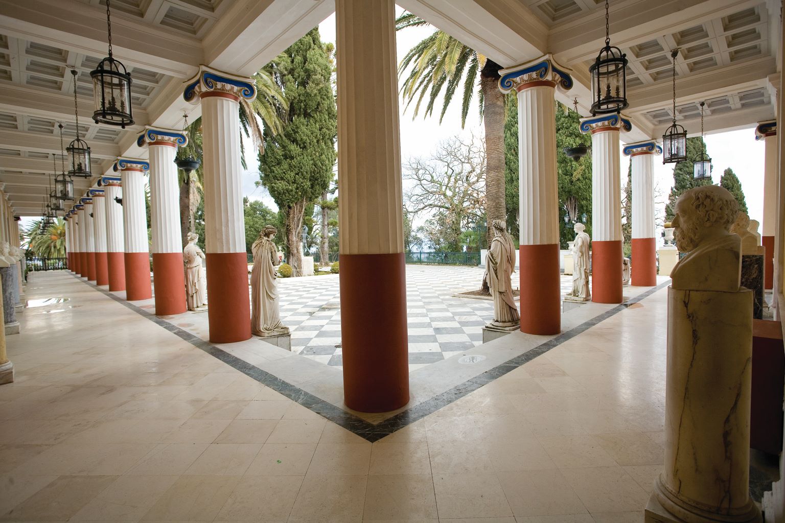 Η θρυλική Αυτοκράτειρα Ελισάβετ της Αυστρίας (η περίφημη Σίσι) φιλοξενήθηκε στο Μον Ρεπό το 1863, ερωτεύτηκε παράφορα το νησί και αργότερα έχτισε σε κοντινή απόσταση το δικό της παλάτι, το Αχίλλειο.