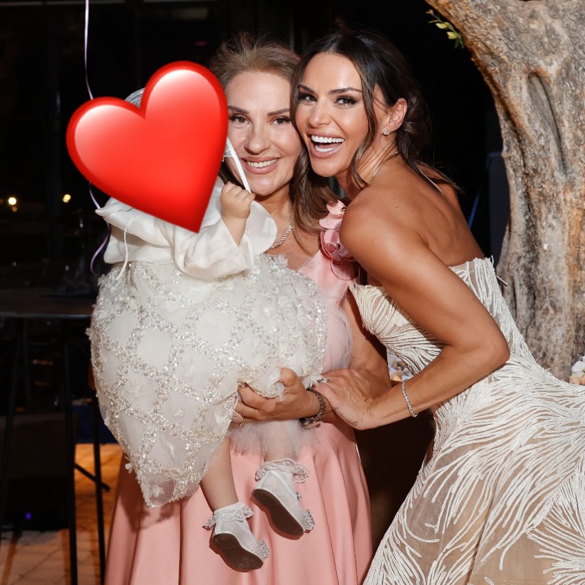 Three Generations: Η Ελένη Τσολάκη ποζάρει χαμογελαστή ανάμεσα στη μητέρα της και την κόρη της την ημέρα του Δεκαπενταύγουστου.