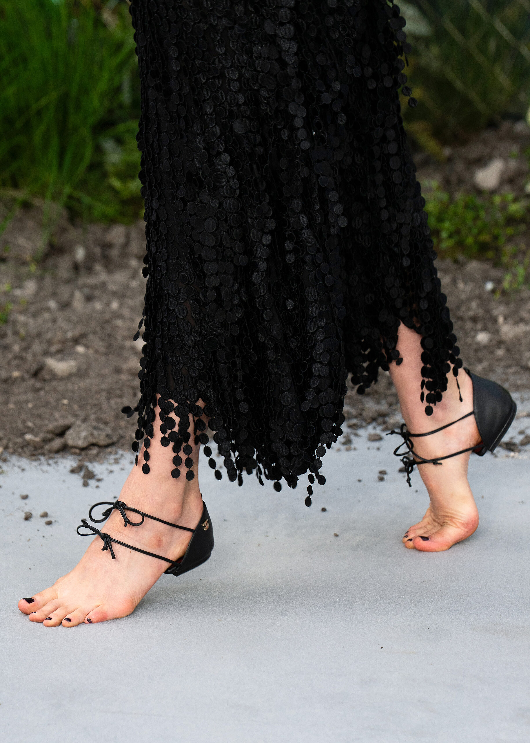 Λεπτομέρεια από τα barefoot παπούτσια που σχεδίασε ο Ματιέ Μπλαζί.