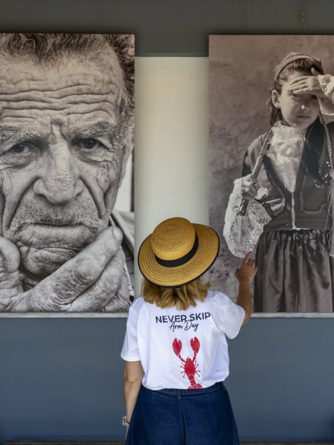 Τα ασπρόμαυρα έργα του δημιουργού εντάσσονται αρμονικά στο μοναδικό τοπίο του Μουσείου Άλατος στο Μεσολόγγι.