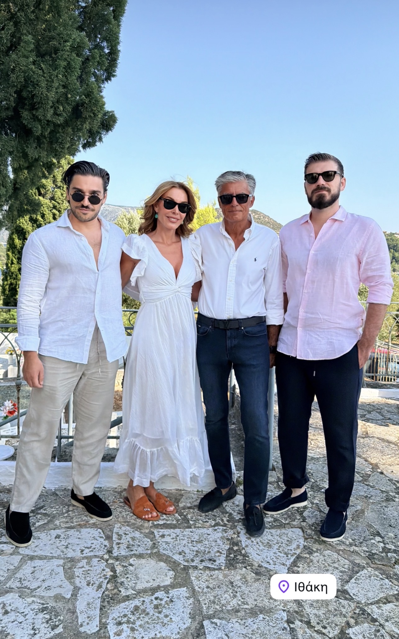 Η Τατιάνα Στεφανίδου και ο Νίκος Ευαγγελάτος σε σπάνιο στιγμιότυπο στην Ιθάκη με τους γιους τους, Λάμπη και Νικόλα.